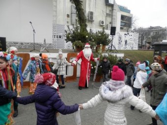 Накануне метели новогодний хоровод на Дерибасовской собрал одесситов и гостей города (фото)