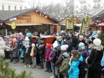 Накануне метели новогодний хоровод на Дерибасовской собрал одесситов и гостей города (фото)