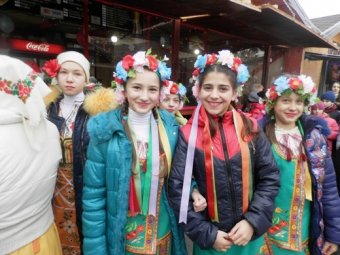 Накануне метели новогодний хоровод на Дерибасовской собрал одесситов и гостей города (фото)