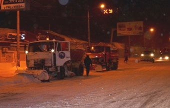 В Одессе расчистка дорог от снега велась всю ночь (фото)