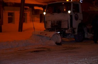 В Одессе расчистка дорог от снега велась всю ночь (фото)