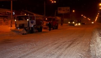 В Одессе расчистка дорог от снега велась всю ночь (фото)