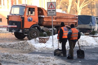 Экспресс-новости по ситуации в Одессе: расчистка остановочных комплексов и тротуаров