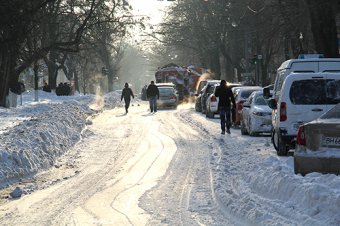 Чиновники и депутаты подключились к уборке снега в Одессе (фото)