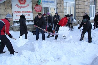 Чиновники и депутаты подключились к уборке снега в Одессе (фото)