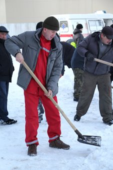 Чиновники и депутаты подключились к уборке снега в Одессе (фото)