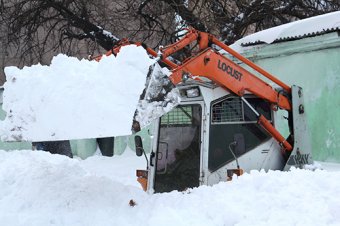 Чиновники и депутаты подключились к уборке снега в Одессе (фото)