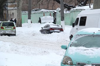 Чиновники и депутаты подключились к уборке снега в Одессе (фото)