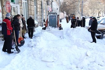 Чиновники и депутаты подключились к уборке снега в Одессе (фото)