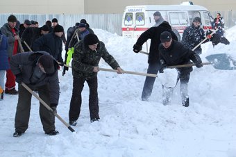 Чиновники и депутаты подключились к уборке снега в Одессе (фото)
