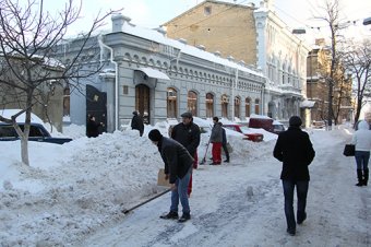 Чиновники и депутаты подключились к уборке снега в Одессе (фото)