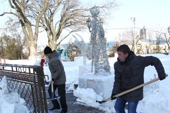 Чиновники и депутаты подключились к уборке снега в Одессе (фото)