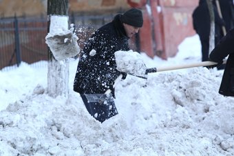 Чиновники и депутаты подключились к уборке снега в Одессе (фото)