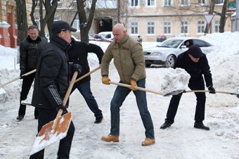 Чиновники и депутаты подключились к уборке снега в Одессе (фото)