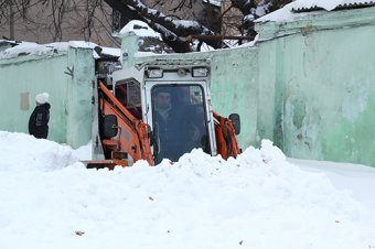Чиновники и депутаты подключились к уборке снега в Одессе (фото)