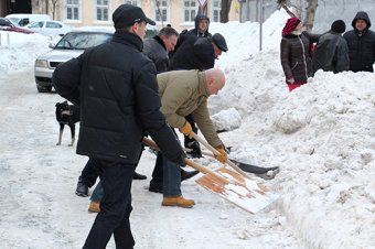 Чиновники и депутаты подключились к уборке снега в Одессе (фото)