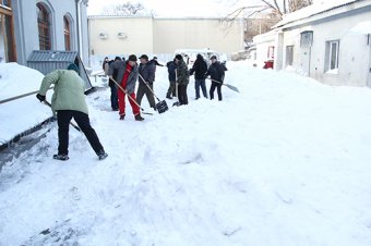 Чиновники и депутаты подключились к уборке снега в Одессе (фото)