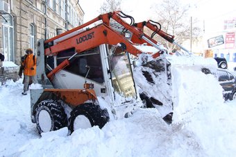Чиновники и депутаты подключились к уборке снега в Одессе (фото)