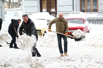Чиновники и депутаты подключились к уборке снега в Одессе (фото)
