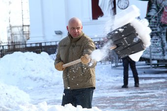 Чиновники и депутаты подключились к уборке снега в Одессе (фото)