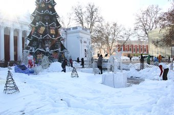 Чиновники и депутаты подключились к уборке снега в Одессе (фото)