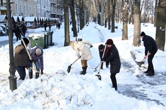 Чиновники и депутаты подключились к уборке снега в Одессе (фото)