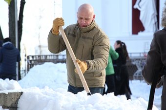 Чиновники и депутаты подключились к уборке снега в Одессе (фото)