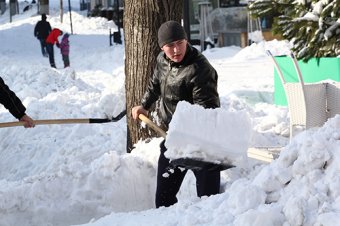 Как одесситы освобождали улицы от снега (фото)