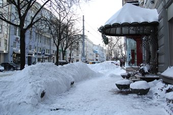 Как одесситы освобождали улицы от снега (фото)