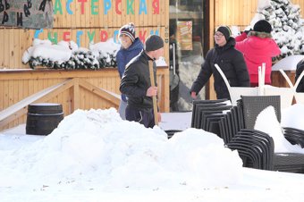 Как одесситы освобождали улицы от снега (фото)
