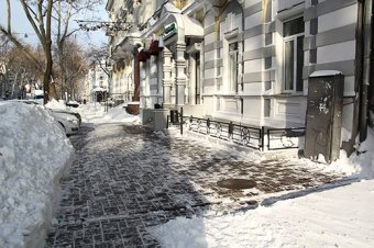 Как одесситы освобождали улицы от снега (фото)