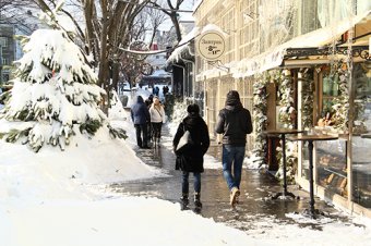 Как одесситы освобождали улицы от снега (фото)