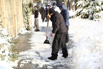 Как одесситы освобождали улицы от снега (фото)