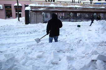 Как одесситы освобождали улицы от снега (фото)