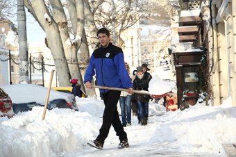 Как одесситы освобождали улицы от снега (фото)