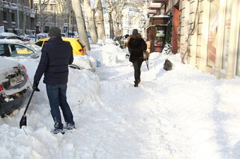 Как одесситы освобождали улицы от снега (фото)