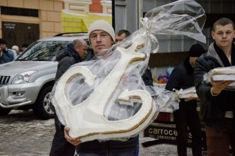 В Одессе установлен рекорд по выпеканию самого большого пряника в Украине (фото)