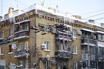 Коммунальщики очищают крыши домов от сосулек и наледи