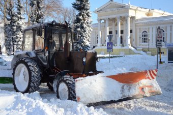 На улицах города работают 79 снегоуборочных машин