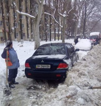 Коммунальщики освобождают проезжую часть от брошенных автомобилей