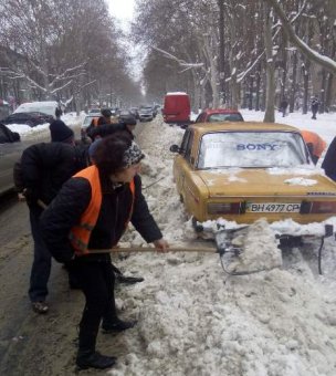 Коммунальщики освобождают проезжую часть от брошенных автомобилей