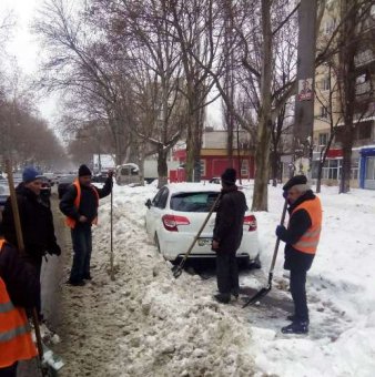Коммунальщики освобождают проезжую часть от брошенных автомобилей