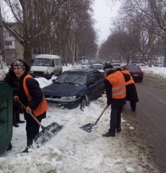 Коммунальщики освобождают проезжую часть от брошенных автомобилей