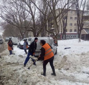 Коммунальщики освобождают проезжую часть от брошенных автомобилей