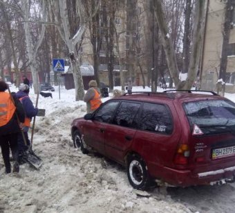 Коммунальщики освобождают проезжую часть от брошенных автомобилей