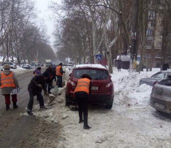 Коммунальщики освобождают проезжую часть от брошенных автомобилей