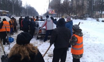 Коммунальщики освобождают проезжую часть от брошенных автомобилей