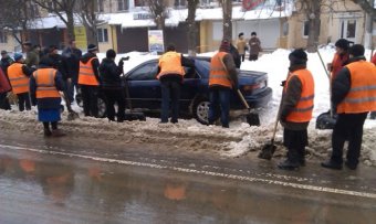 Коммунальщики освобождают проезжую часть от брошенных автомобилей
