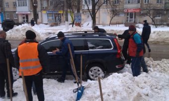 Коммунальщики освобождают проезжую часть от брошенных автомобилей
