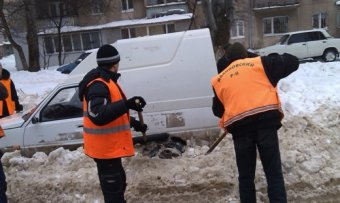 Коммунальщики освобождают проезжую часть от брошенных автомобилей